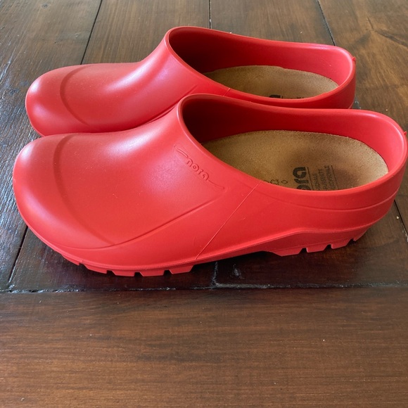 Nora Red European Garden Clogs Size 39/6 Womens - Picture 3 of 5